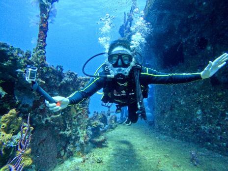 PADI AmbassaDiver Viridiana Alvarez Chavez scuba diving.