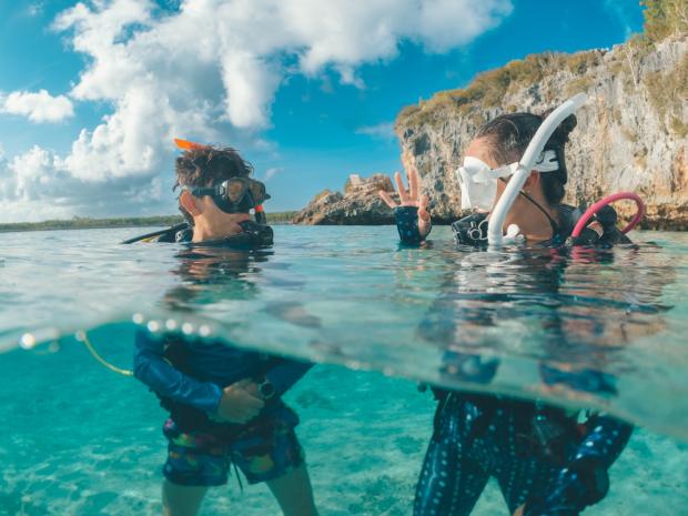 2 divers ready for a diving session