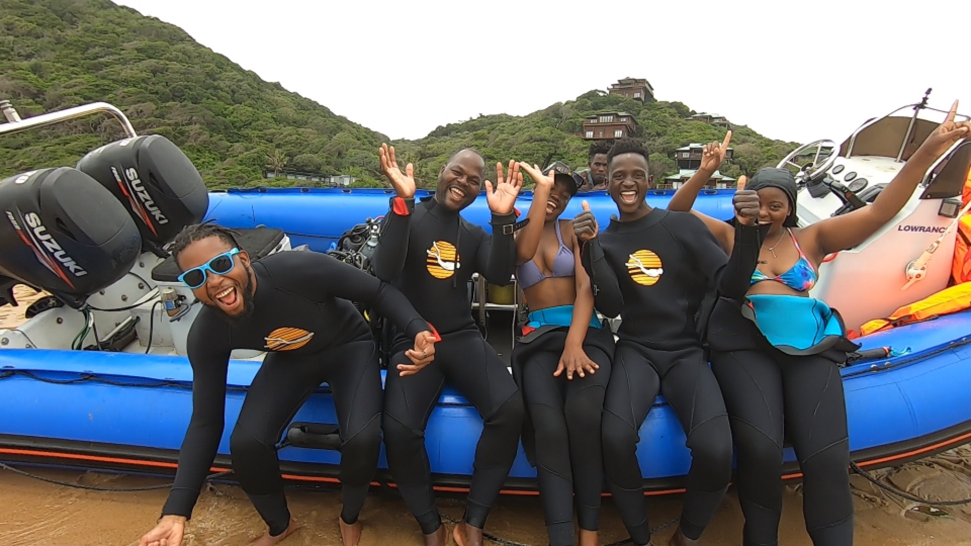 0124 - Maputo Dive Center - Scientific diving students getting ready to survey the reef